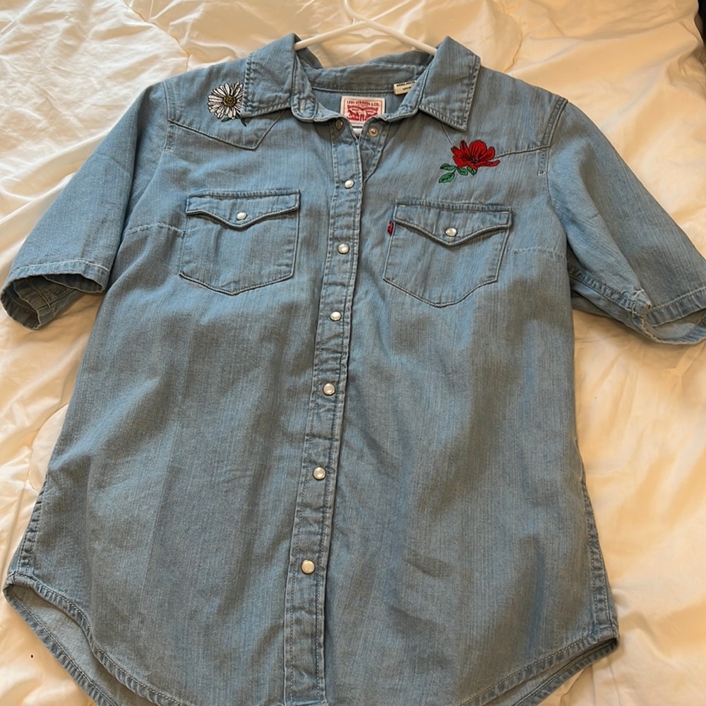 LEVI’S DENIM BUTTON-DOWN TOP